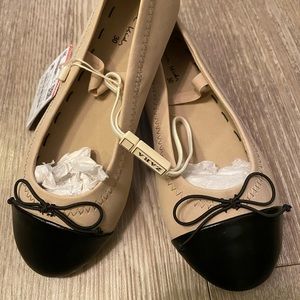 Two Tone signature leather flat